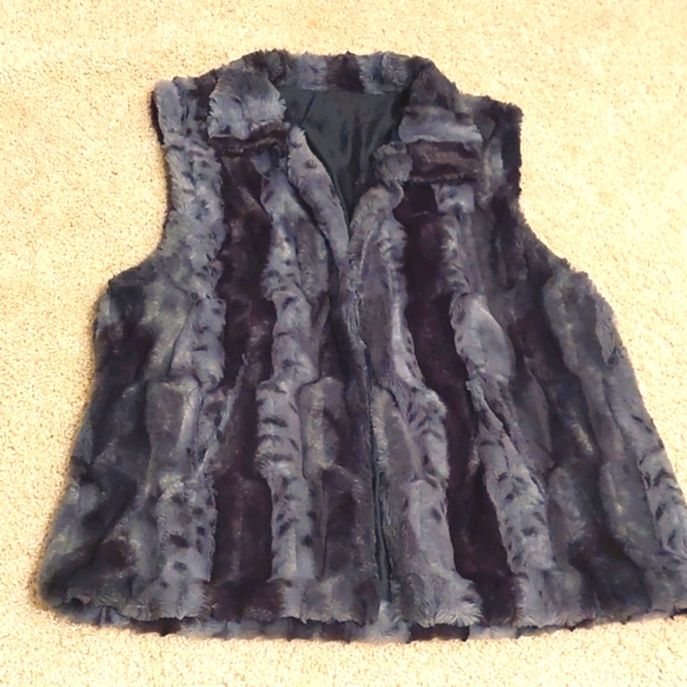 Cejon Spotted Leopard Faux Fur Vest, size M-L